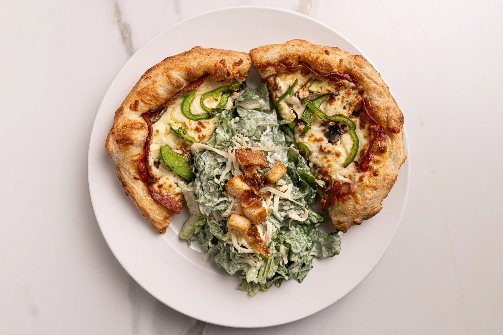 Pizza et salade César — Restaurant Le Moulin