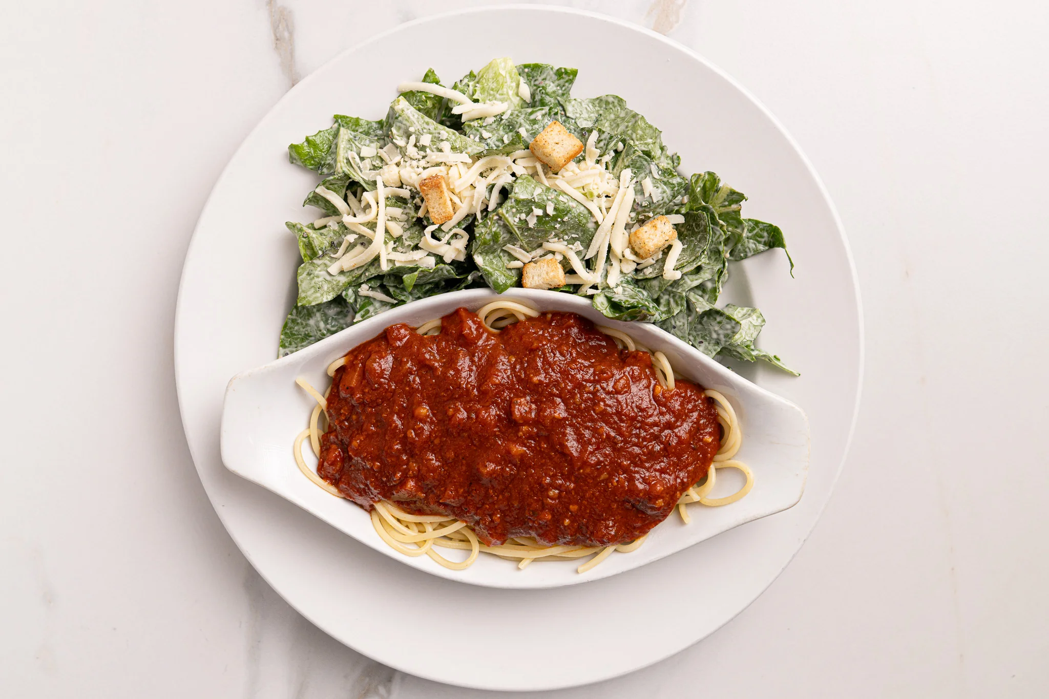 Spaghetti et salade César — Restaurant Le Moulin